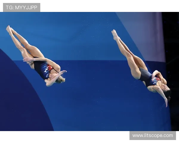 从高空跃入水花之间探秘跳水运动员的力量与优雅之美 从高空跃入水花之间探秘跳水运动员的力量与优雅之美