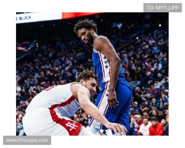 乔尔恩比德如何在NBA赛场上展现统治力与领导魅力的双重角色